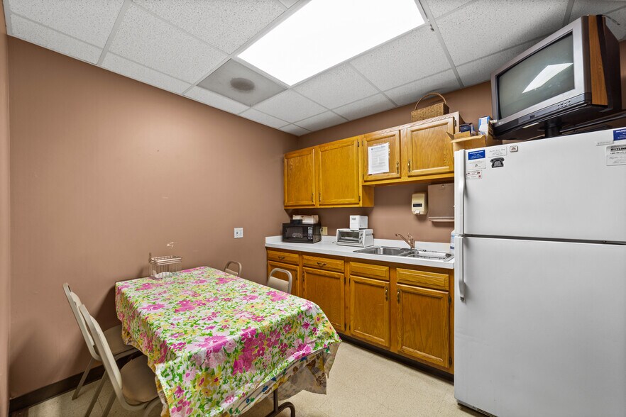 More Photos Of 6071 Old Middle Ridge Rd, Lorain Office For Sale