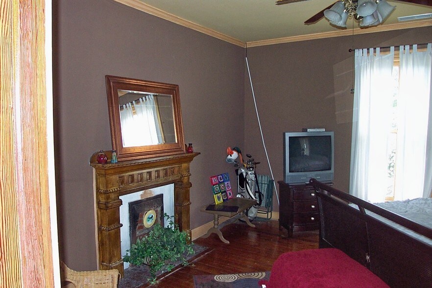 More Photos Of 27 Sycamore St, Jefferson Specialty For Lease