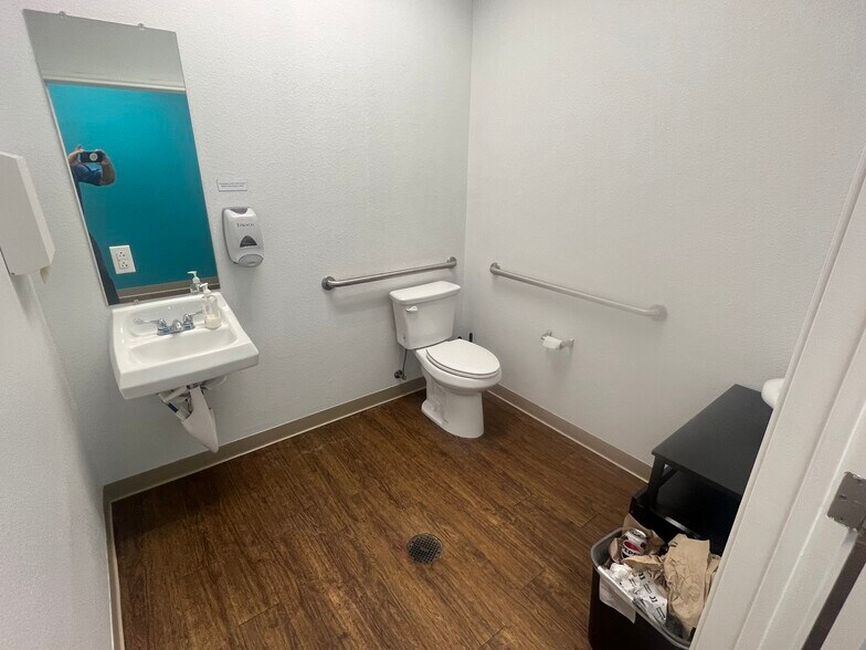 More Photos Of 3202 S W S Young Dr, Killeen Medical For Lease