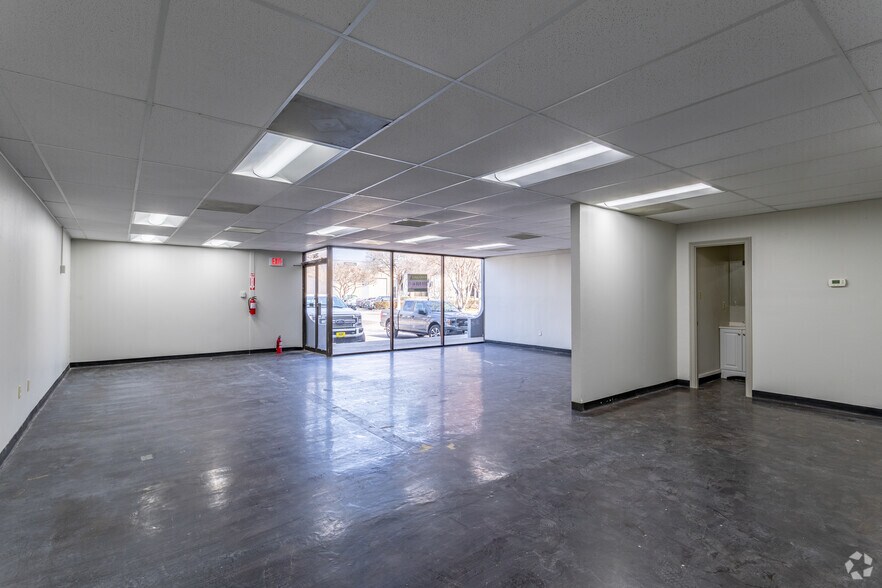 More Photos Of 2463-2469 Freedom Dr, San Antonio Light Distribution For Lease