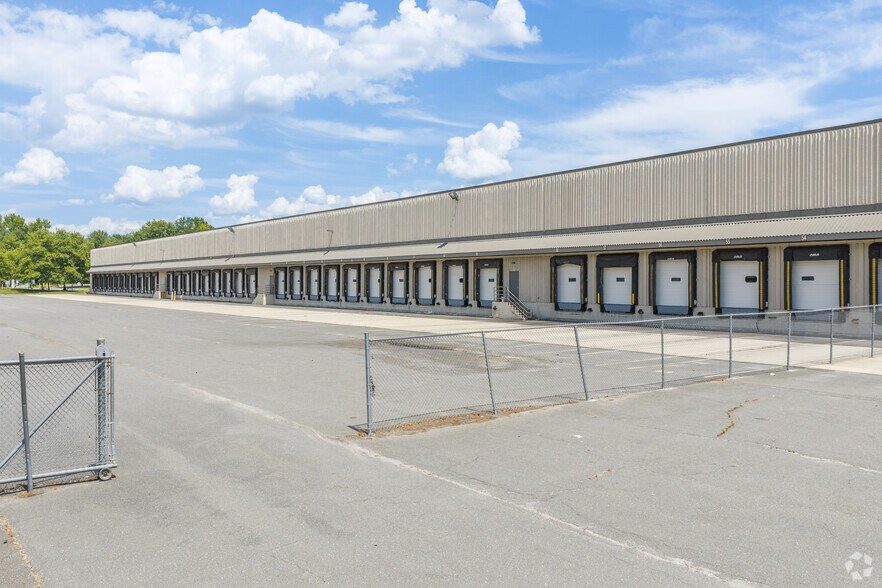 More Photos Of 400 Cabot Dr, Hamilton Distribution For Lease
