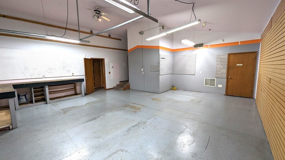 More Photos Of 1276 W Winneconne Ave, Neenah Storefront For Sale