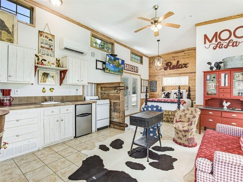 More Photos Of 251 Circle Dr, Wimberley Hospitality For Sale