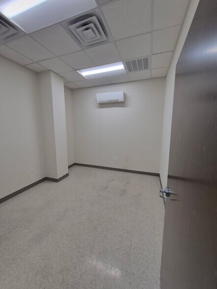 More Photos Of 5-13 Crosley Ln, Sebring Airplane Hangar For Lease