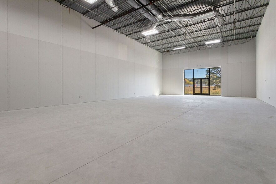 More Photos Of 550-630 Freeport Ave, Elk River Storefront Retail Office For Lease