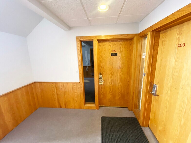 More Photos Of 22-24 Stiles Rd, Salem Office For Lease