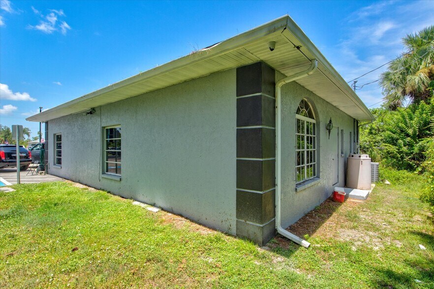More Photos Of 340 Tamiami Trl, Port Charlotte Storefront Retail Office For Lease