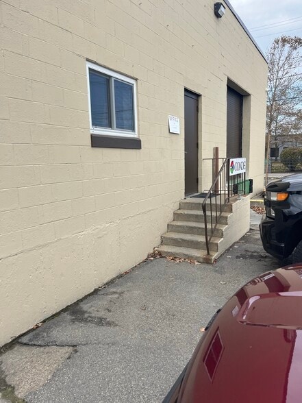 More Photos Of 12 Lehigh St, Providence Service For Lease