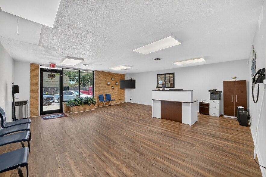 More Photos Of 108-110 W Grove St, Kaufman Office For Lease