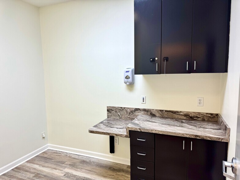 More Photos Of 201-204 Bombay Ln, Roswell Medical For Lease