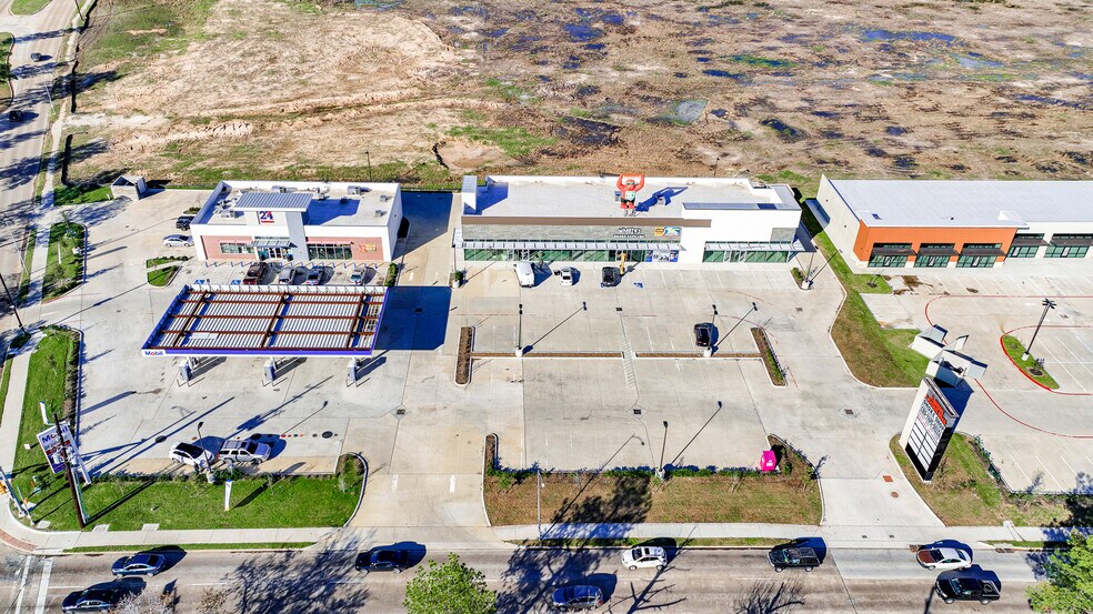 More Photos Of 650 W Rankin Rd, Houston Freestanding For Lease