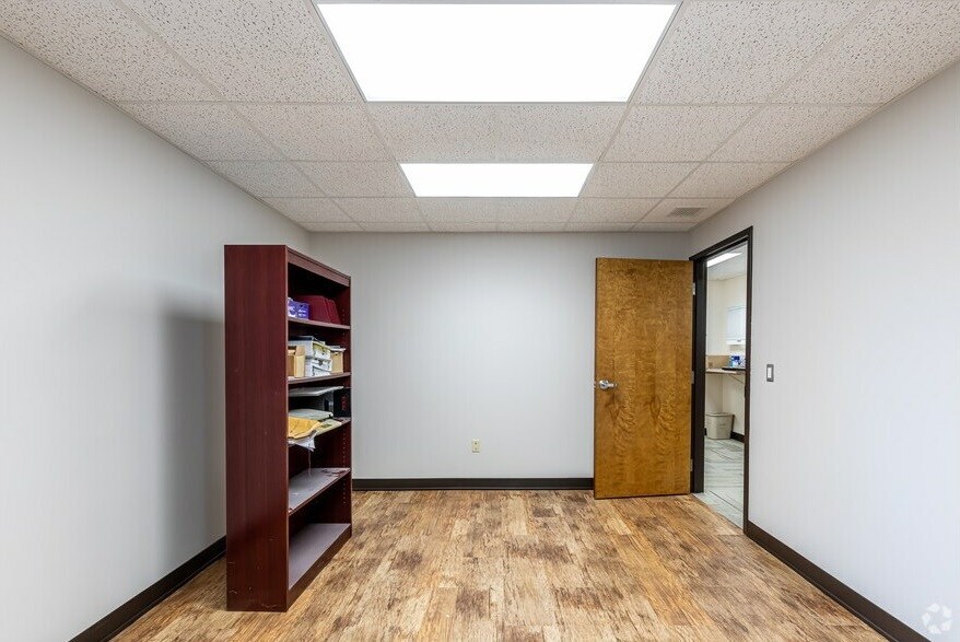 More Photos Of 2150 Main St, Springfield Medical For Lease