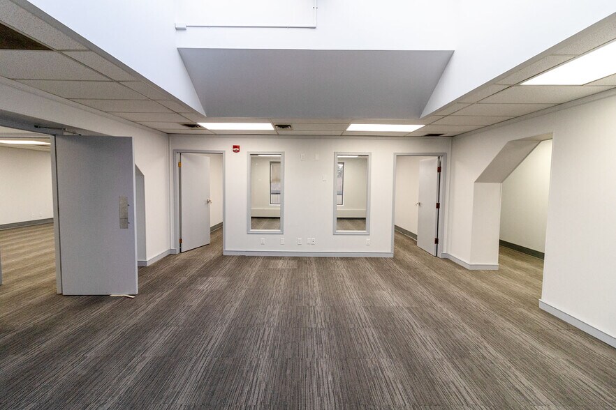 More Photos Of 2411 4th St NW, Calgary Office Residential For Lease