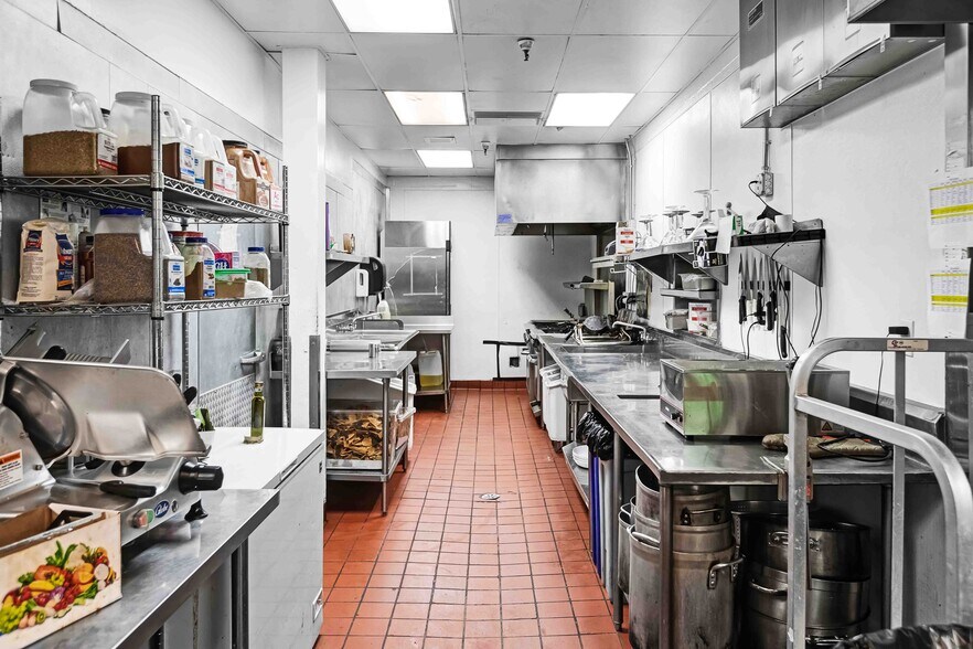 More Photos Of 72620 El Paseo, Palm Desert Restaurant For Sale