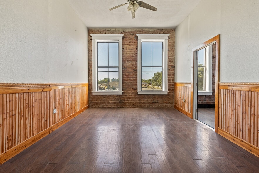 More Photos Of 116 S Second St, Venus Storefront Retail Office For Sale