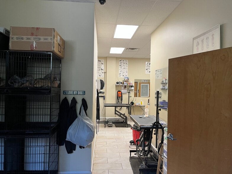 More Photos Of 1343 Lane Ave S, Jacksonville Veterinarian Kennel For Sale