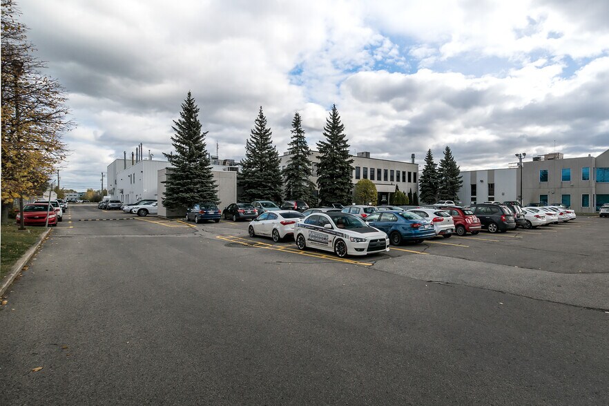 More Photos Of 3885 Boul Industriel, Laval Flex For Lease