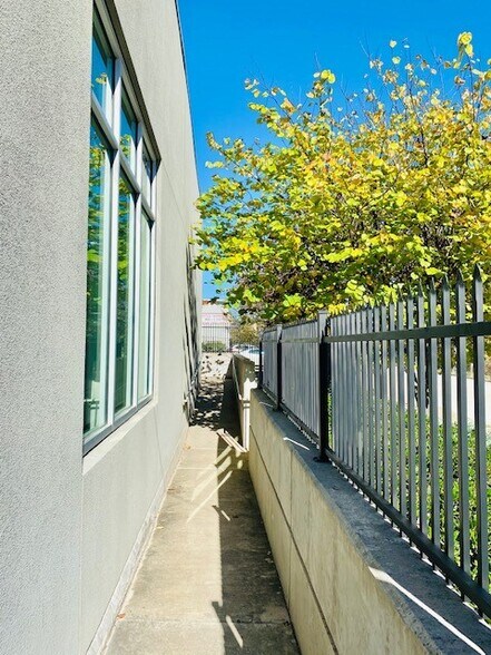 More Photos Of 7015 Twin Hills Ave, Dallas Flex For Lease