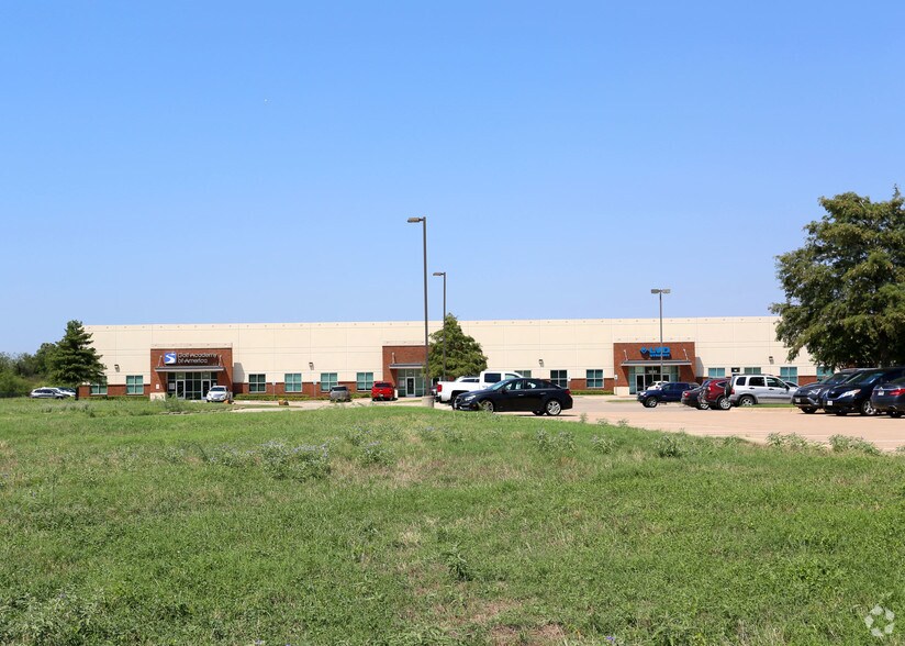 More Photos Of 1861 Valley View Ln, Farmers Branch Showroom For Lease