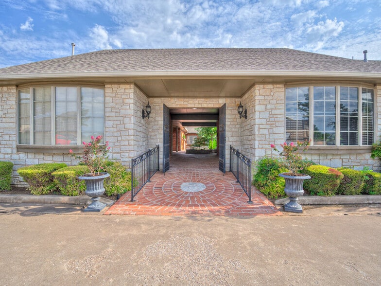 More Photos Of 1320 E 9th St, Edmond Medical For Lease