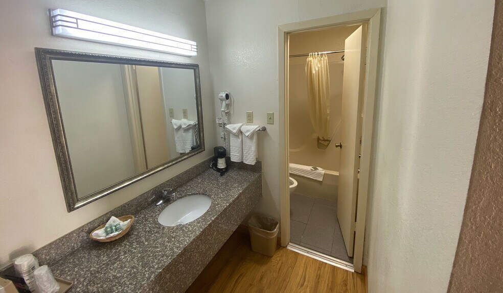 More Photos Of 1601 W Palestine Ave, Palestine Hotel For Sale