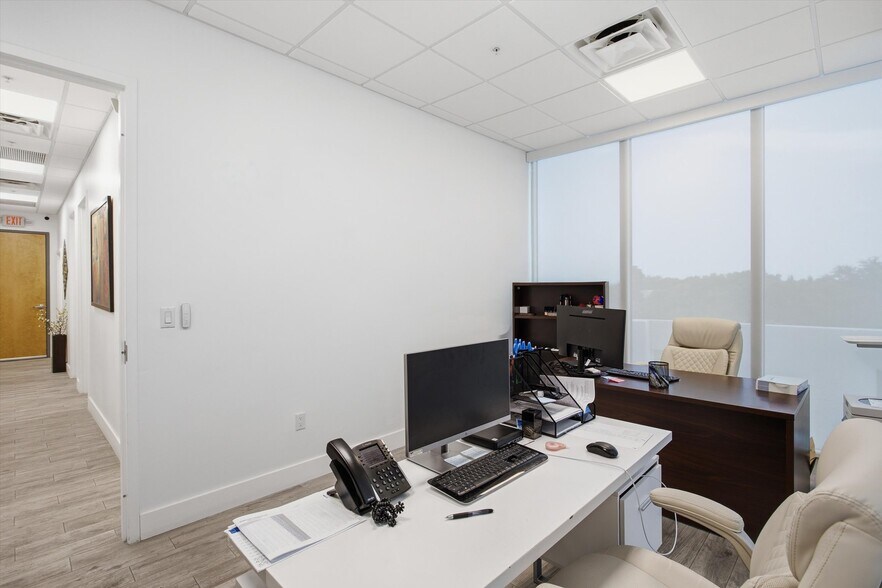 More Photos Of 10450 NW 33rd St, Doral Office For Sale