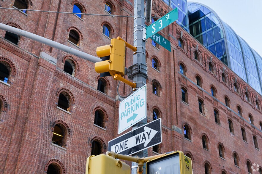 More Photos Of 300 Kent Ave, Brooklyn Office For Lease