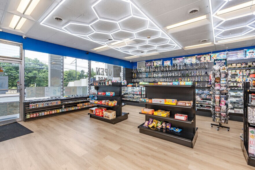 More Photos Of 902 Richmond Ave, Staunton General Retail For Sale