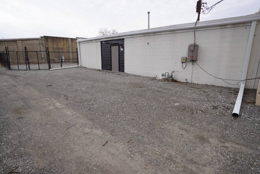 More Photos Of 2256 Madison Ave, Granite City Flex For Sale