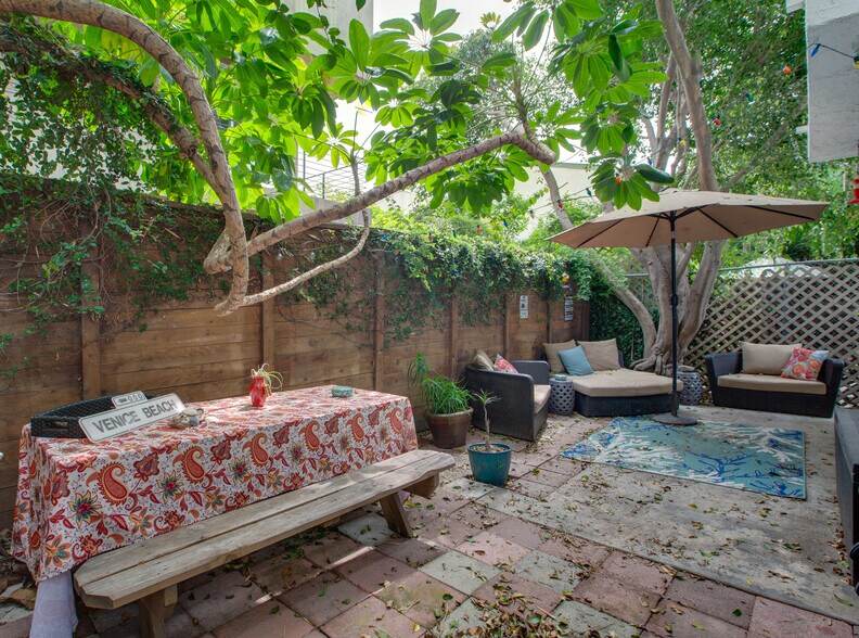 More Photos Of 1922 Canal St, Venice Apartments For Sale