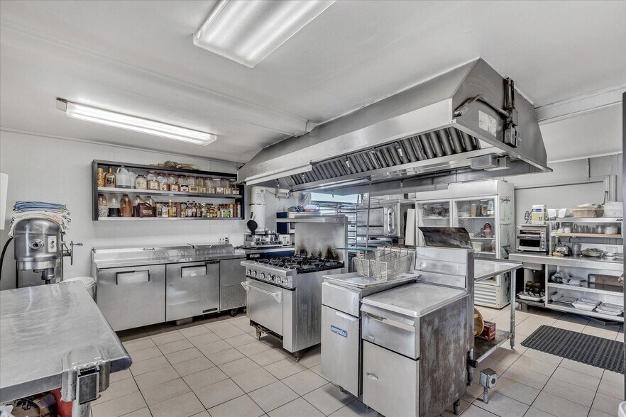 More Photos Of 225 Iyannough Rd, Hyannis Restaurant For Sale