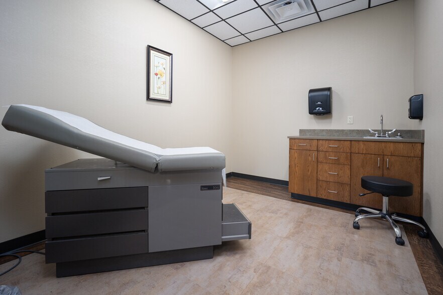 More Photos Of 4200 Carriage Way, Weatherford Medical For Lease