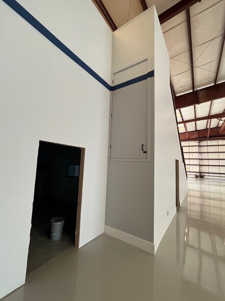 More Photos Of 260 W Aviation Way, Newnan Specialty For Lease