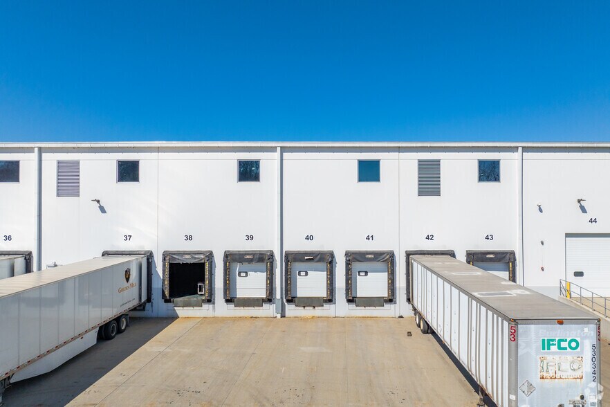 More Photos Of 140 Fulling Mill Rd, Middletown Distribution For Lease