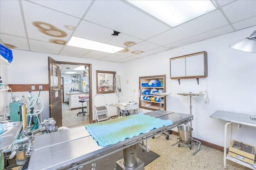 More Photos Of 21 Jackson St, Methuen Veterinarian Kennel For Sale