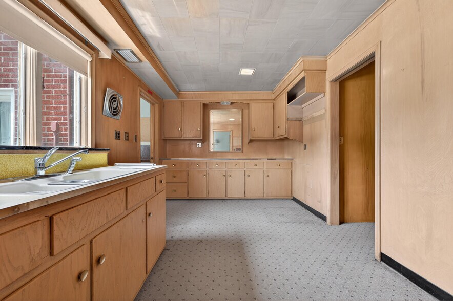 More Photos Of 209 N Main St, Belleville Medical For Sale