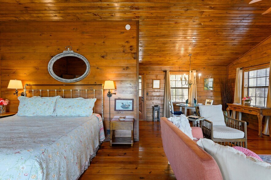 More Photos Of 68438 Eagle Creek Dr, Smithville Hotel For Sale