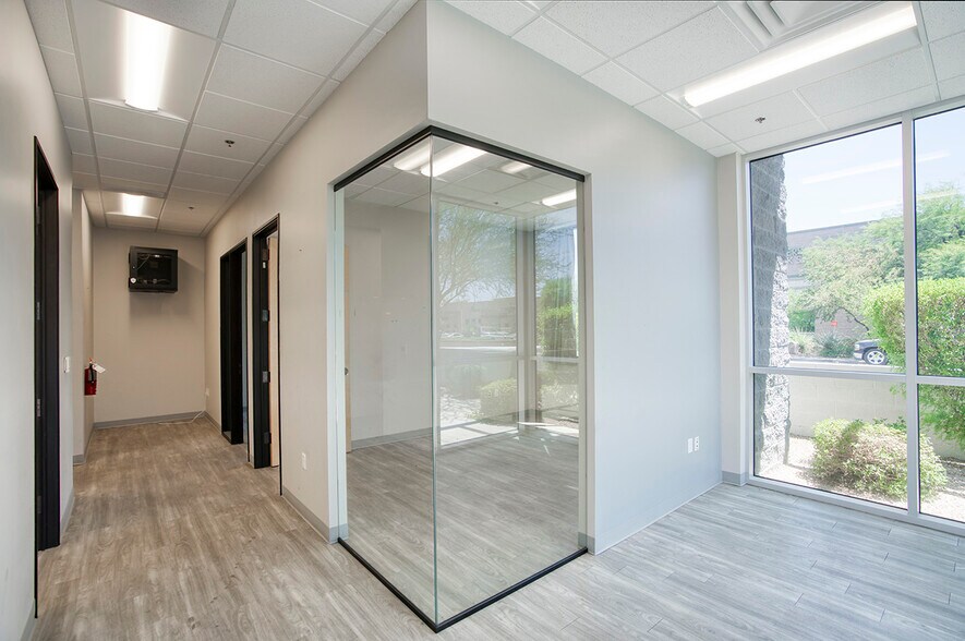More Photos Of 1550 W Parkside Ln, Phoenix Warehouse For Lease