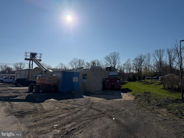 More Photos Of 2275 Wyandotte Rd, Willow Grove Manufacturing For Sale
