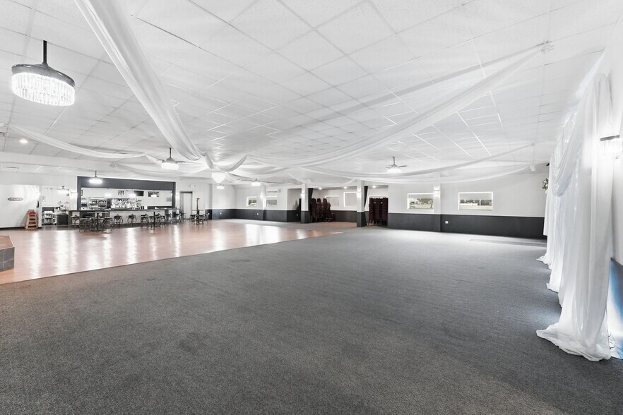 More Photos Of 691 S Main St W, Richmond Restaurant For Sale