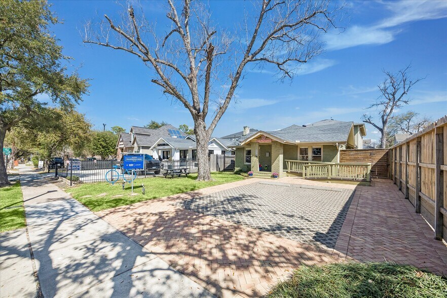 More Photos Of 638 Heights Blvd, Houston Office For Sale