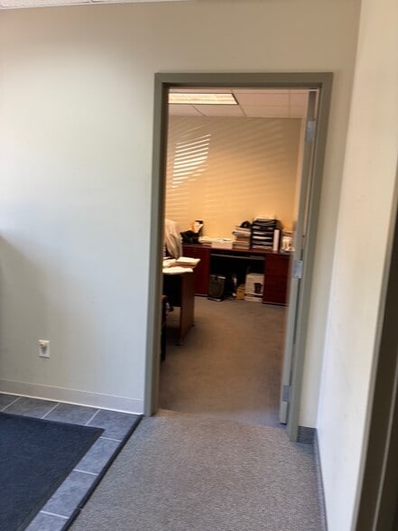 More Photos Of 160 S Turnpike Rd, Wallingford Light Distribution For Lease