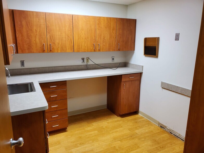 More Photos Of 4411 Washington Ave, Evansville Medical For Sale
