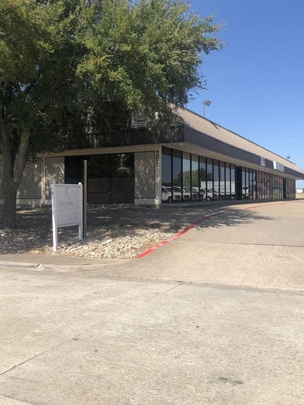 More Photos Of 201 Executive Way, DeSoto Showroom For Lease