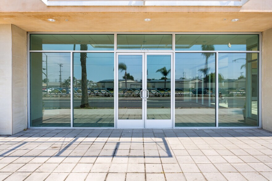 More Photos Of 1598 Long Beach Blvd, Long Beach Storefront Retail Office For Sale