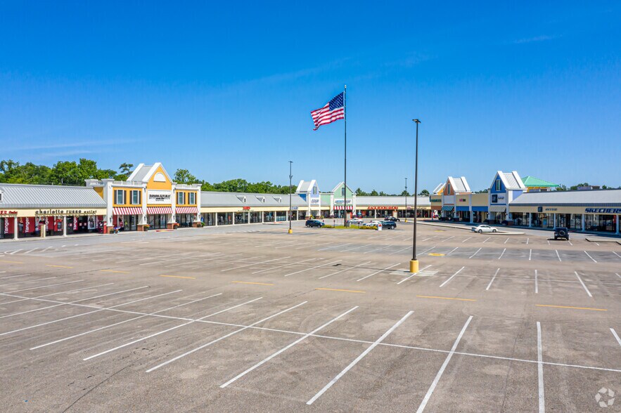 More Photos Of 2100-2410 Tanger Blvd, Gonzales General Retail For Lease