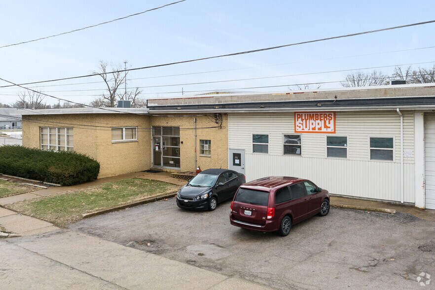 More Photos Of 400 W Monroe St, Belleville Distribution For Lease