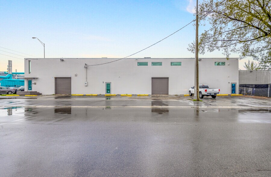 More Photos Of 7550 W 2nd Ct, Hialeah Warehouse For Lease