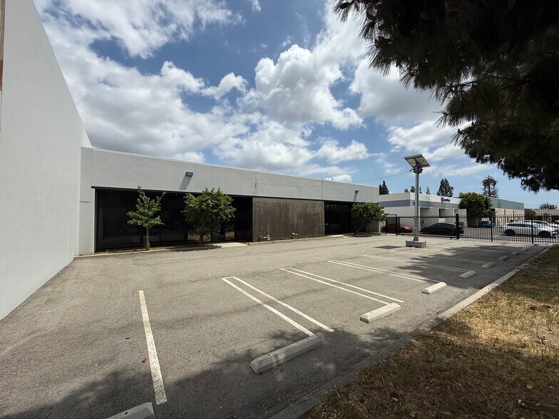 More Photos Of 8950-8954 Lurline Ave, Chatsworth Light Manufacturing For Lease