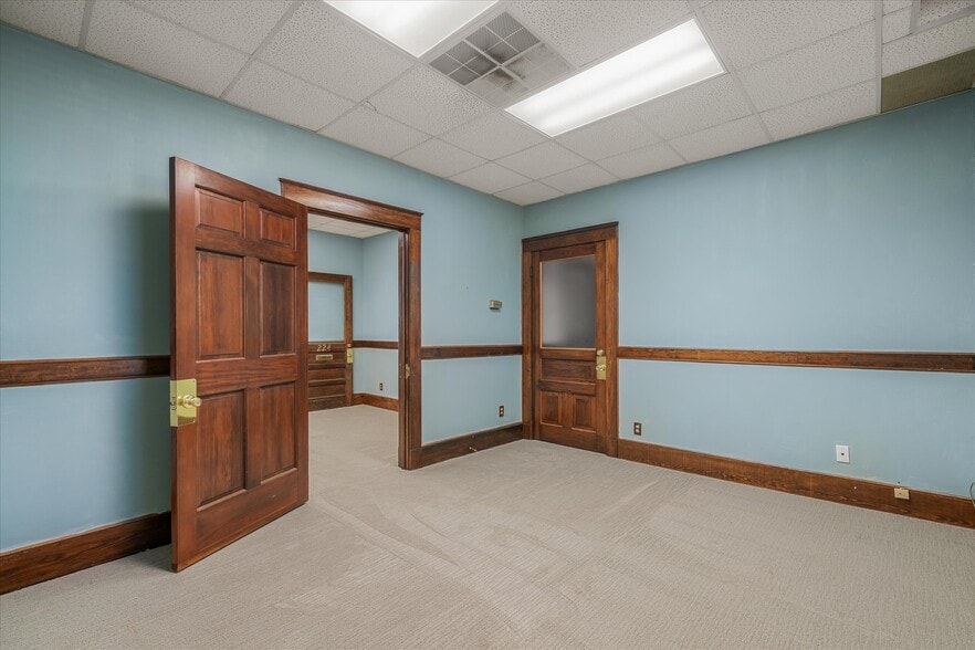 More Photos Of 102 E Moore Ave, Terrell Office For Sale